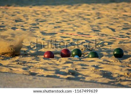 picture of a boules game played on the beach 