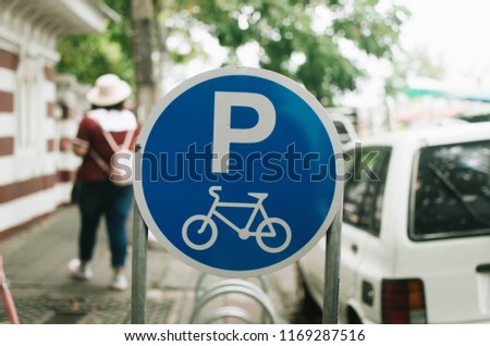 Bicycle parking blue sign