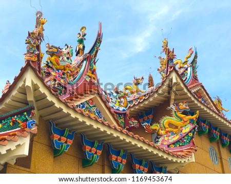 Deities and Dragon statue on the roof of a Chinese temple