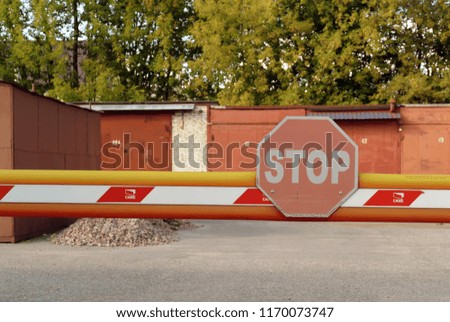 Photo of the stop sign on the barrier