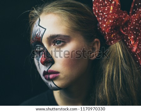 Halloween, the face of a girl is a doll, the floor of a face is dead. A woman with a horrible make-up