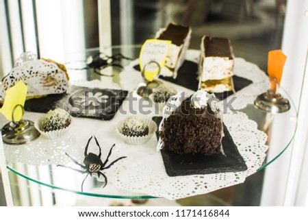 Desserts with paper figures of spiders in halloween