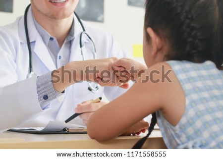 Doctors are encouraging with a child patient.