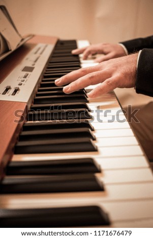 keyboard music lesson. pina plyayer.