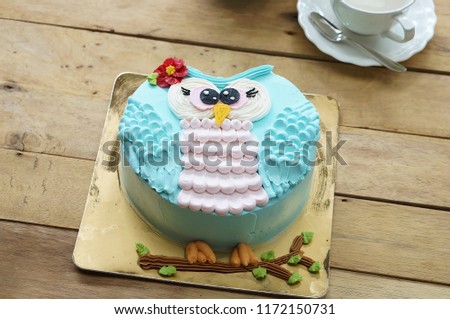 A owl Birthday cakes with afternoon tea set