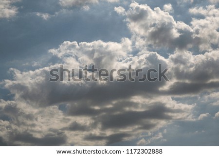 Flying clouds tend to reach the edge of the sky as quickly as possible