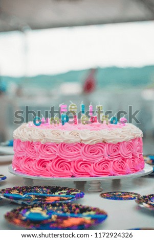 
pink birthday cake. Translation: "happy birthday"