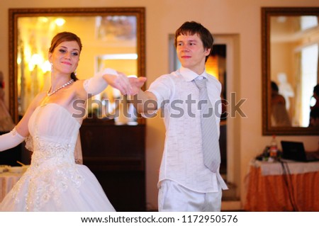 newlyweds are dancing