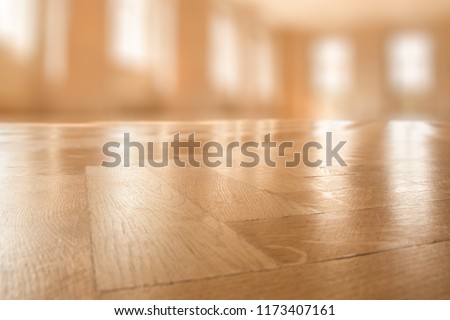 SHINE OF WOODEN PARQUET FLOOR IN MODERN OFFICE, BLURRED COMMERCIAL HALL, SMOOTH GLOSSY BACKGROUND Royalty-Free Stock Photo #1173407161