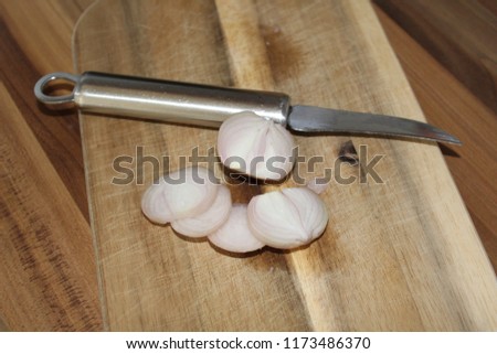 Fresh onion sliced on a breadboard.