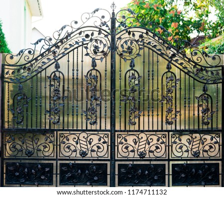 Large double metal gate
