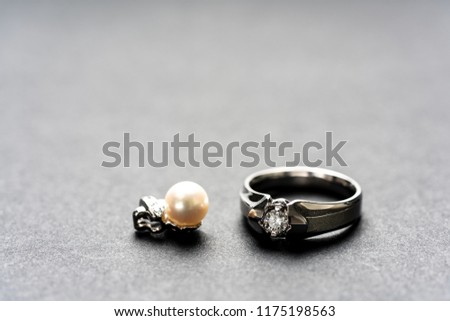 The jewels in the picture are so beautiful. This jewelry is so expensive and valuable that this is usually exchanged each other as a declarations of undying love.