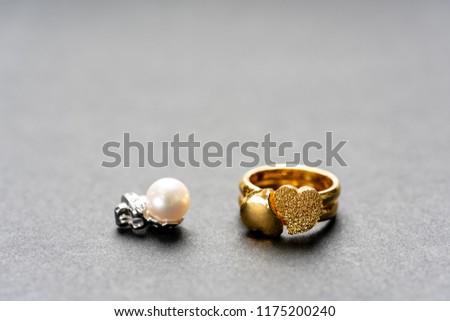 The jewels in the picture are so beautiful. This jewelry is so expensive and valuable that this is usually exchanged each other as a declarations of undying love.