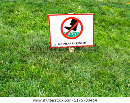 Please keep off the lawn sign in Spanish language. NO PISAR EL CESPED