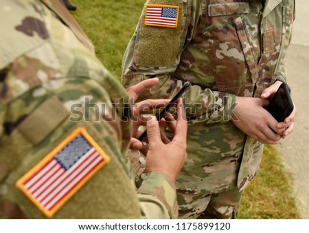  US soldiers use smartphones