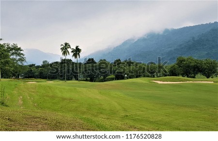 Photo golf field near the mountain in the morning