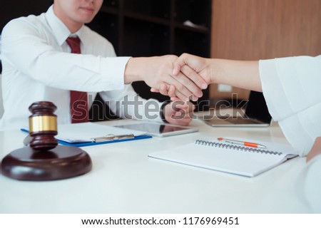 Lawyers and businessmen join hands in business After signing the legal consultancy contract