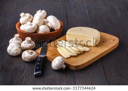 Raw mushrums and chees, ingredien for pizza