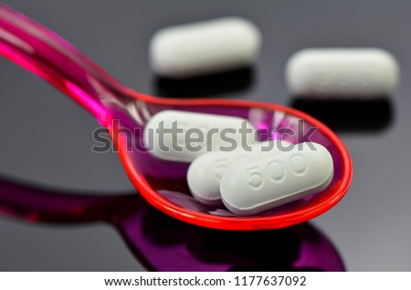 White caplet with reflection on dark background. Paracetamol 500 mg. tablet the OTC medicine for relif pain and fever. Royalty-Free Stock Photo #1177637092