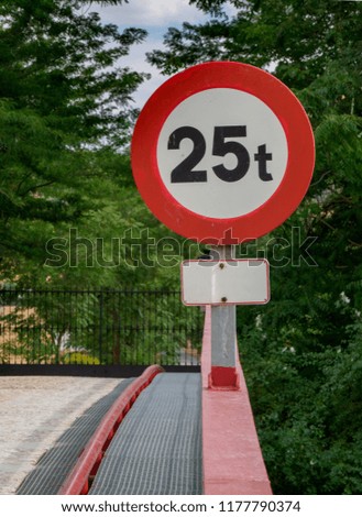 Warning sign on the handrail of a bridge indicating that it supports a maximum of 25 tons