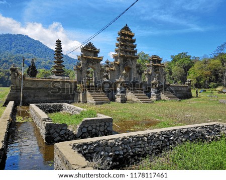 The Ulun Danu Tamblingan Temple is located in the north side of Bali, in a Tamblingan lake .