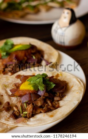 Tacos de poc-chuc (carne de cerdo asada) 