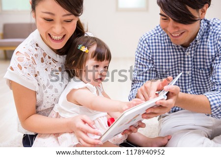 The family who reads a picture book to a child