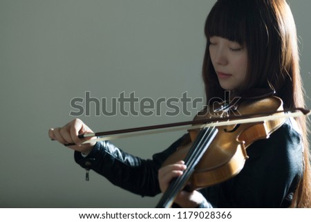 A beautiful woman who plays the violin