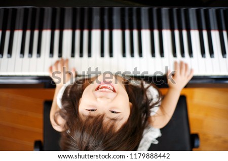 The Japanese girl who plays the piano with a smile