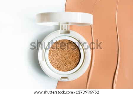 Foundation cushion on half of the surface of a tonal base