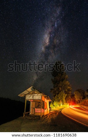 Ever traveled to a place far from the city, then looked at the sky at night and then saw many stars with thin white mist? That is the milky way or the name in Indonesian is the Milky Way. Night photog
