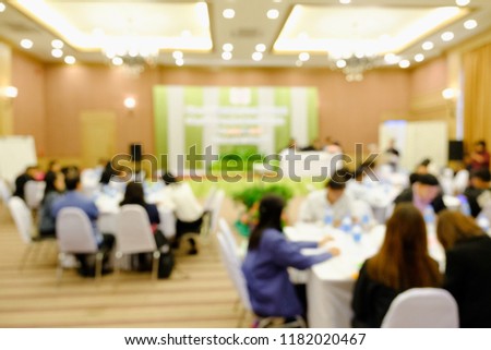 The training seminars are settled among themselves. To listen to lectures and workshops. (Photo Blur)