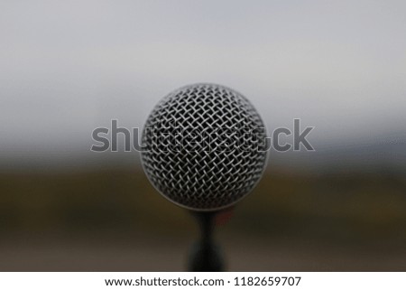 Microphone with small focal length.