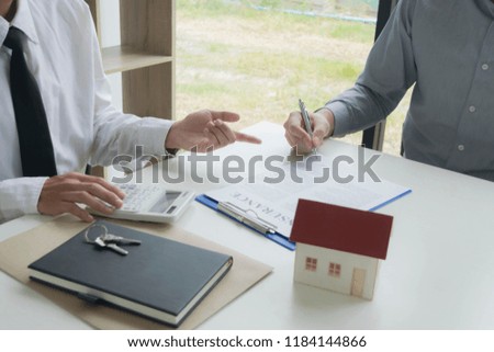 Renting a house, the house salesman signed a lease agreement for the customer, placing the loan.