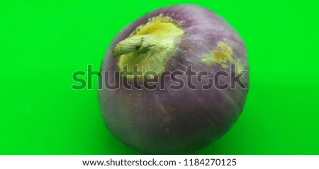 red onions on rustic wood,Onion bulb isolated. Onion on white background. With clipping path. Full depth of field,Onion and onion slices on wooden cutting board, Onion on Wooden Background