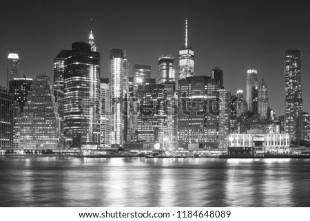 Black and white picture of Manhattan skyline at night.