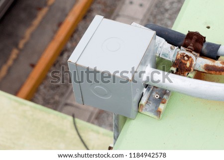 Steel block for keep communication cable or junction in pipe of connection.