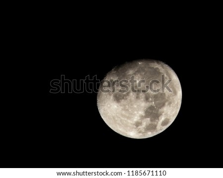The light of the moon at night to shine to the earth is a picture that creates a peaceful and beautiful atmosphere at night.