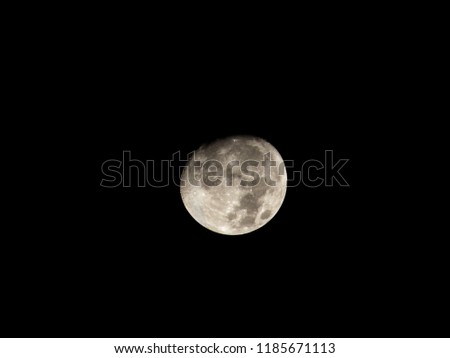 The light of the moon at night to shine to the earth is a picture that creates a peaceful and beautiful atmosphere at night.