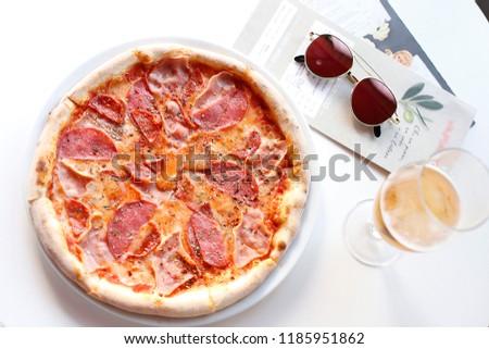 A photo of delicious pizzy in an cute summer restaurant, chilling with friends