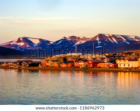 Midnight sun on the Longyearbyen waterfront in Svalbard in the Norwegian arctic Royalty-Free Stock Photo #1186962973