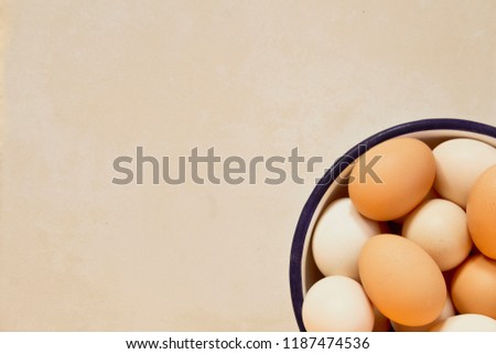 Eggs in the bowl.	