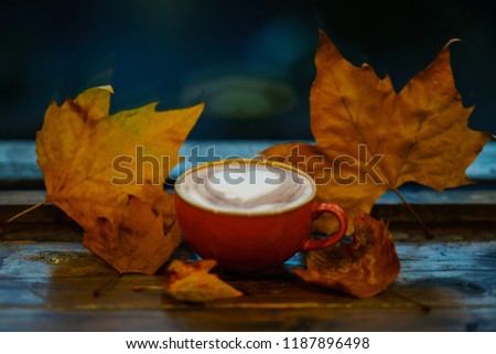 Coffee Latte with leafs of Autumn Thames 