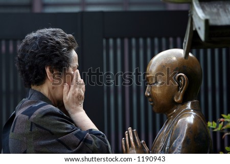 Woman in front of the buddha statue