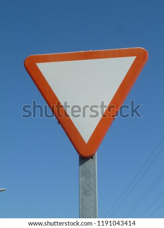 Traffic sign to yield the passage of Spain