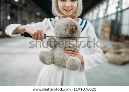  girl cuts off the head of a teddy bear