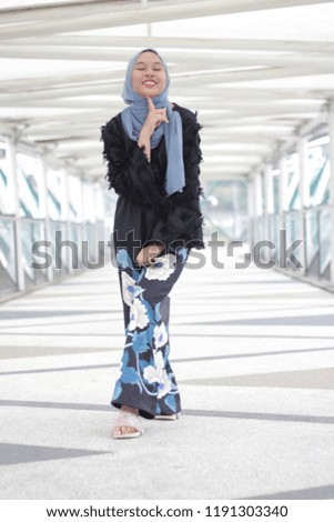 Girl wearing blue hijab 