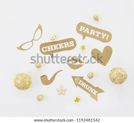 NEW YEAR'S EVE COMPOSITION, TOP VIEW, GOLD DECORATIVE OBJECTS CARD