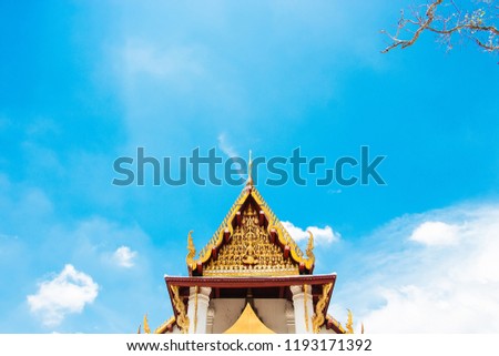 The ubosot’s gable is featuring Vishnu (in Thailand called Phra Narai or Narayan) mounted on Garuda, on top of the demon head Rahu placed between two Nagas and flanked by 26 celestial. 