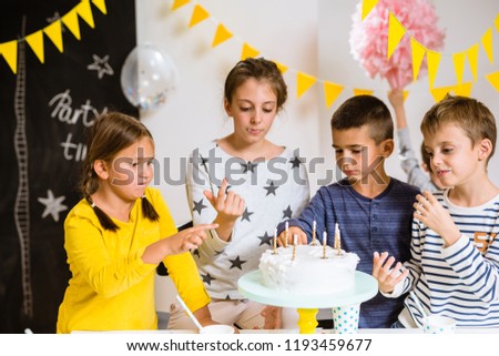 Kids eating birthday cake